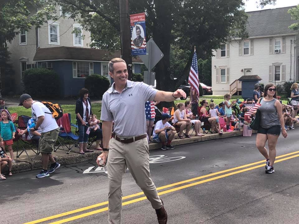 4 de julio de 2019: El senador Santarsiero en el desfile trimunicipal del 4 de julio en New Britain.
