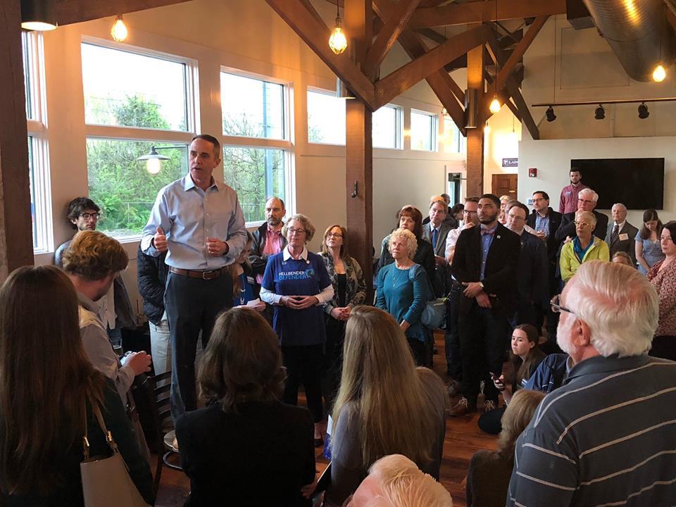 26 de abril de 2019: La senadora Santarsiero en la Station Tap House de Doylestown con la representante Wendy Ullman, PennEnvironment y los votantes conservacionistas de Pensilvania.