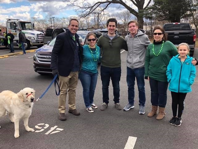 Marzo de 2019: la senadora Santarsiero con personal del distrito (y Theo) en el desfile del Día de San Patricio del condado de Bucks.