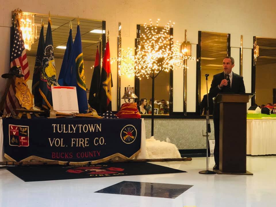 12 de octubre de 2019: El senador Santarsiero en la celebración del centenario de la compañía de bomberos de Tullytown